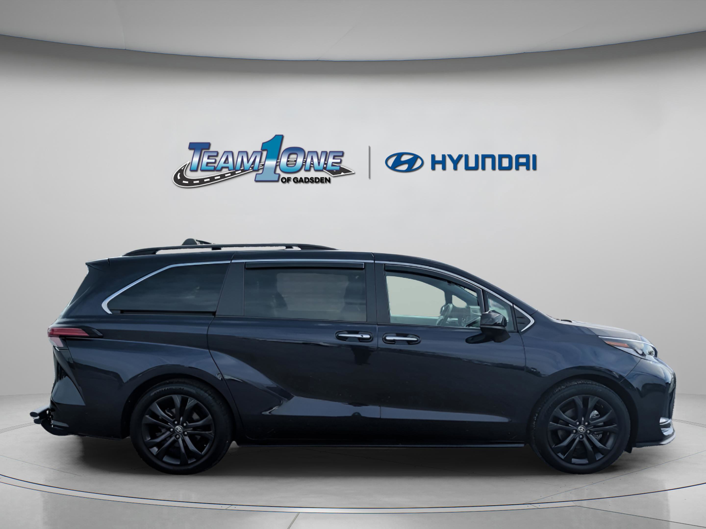 Used 2023 Toyota Sienna XSE w/ XSE Plus Package image 9