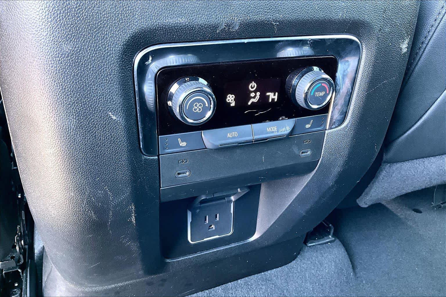 Used 2025 Chevrolet Tahoe Premier AWD/4WD image 36