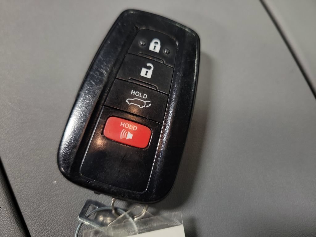 Used 2023 Toyota Highlander XLE AWD/4WD image 19