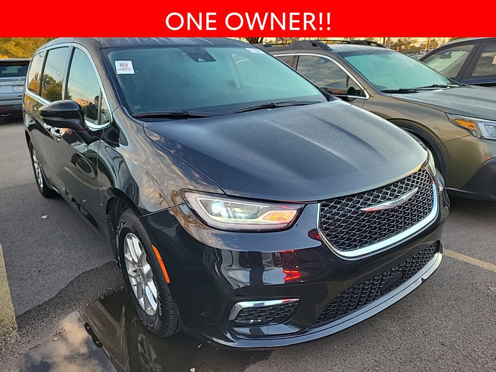 Used 2023 Chrysler Pacifica Touring-L FWD image 3