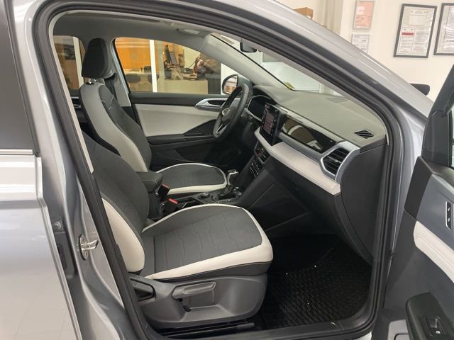 Certified 2025 Volkswagen Taos SE w/ Panoramic Sunroof Package AWD/4WD image 11