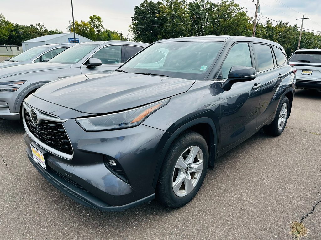 Used 2024 Toyota Highlander LE image 1