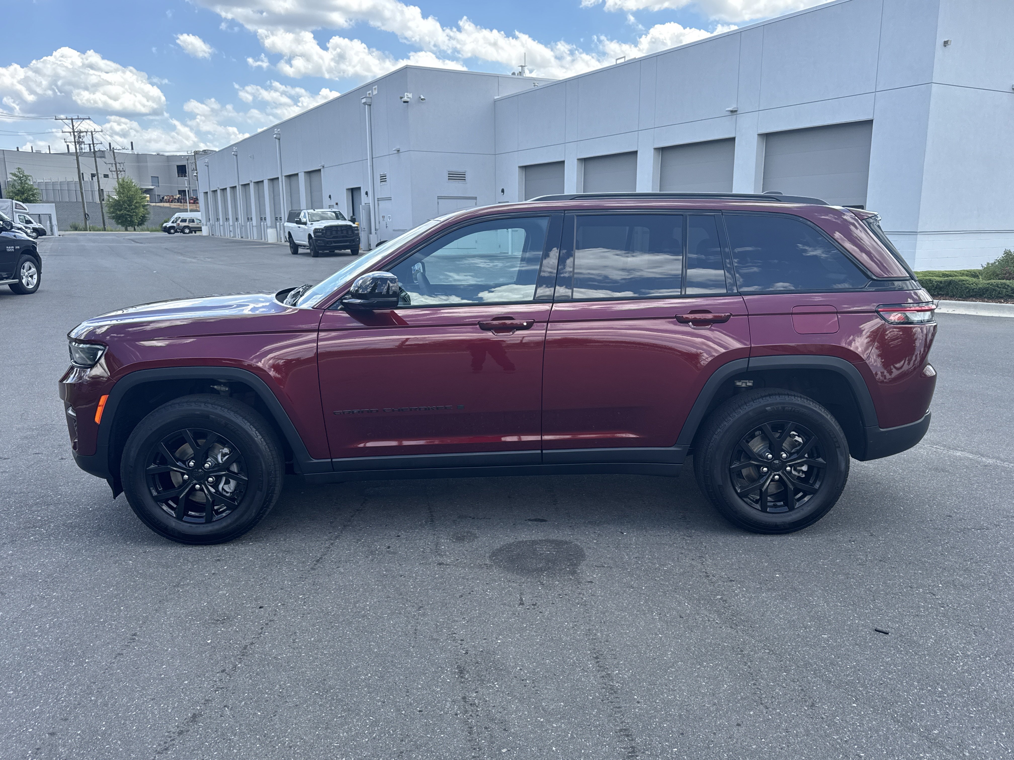 Certified 2024 Jeep Grand Cherokee Altitude AWD/4WD image 7
