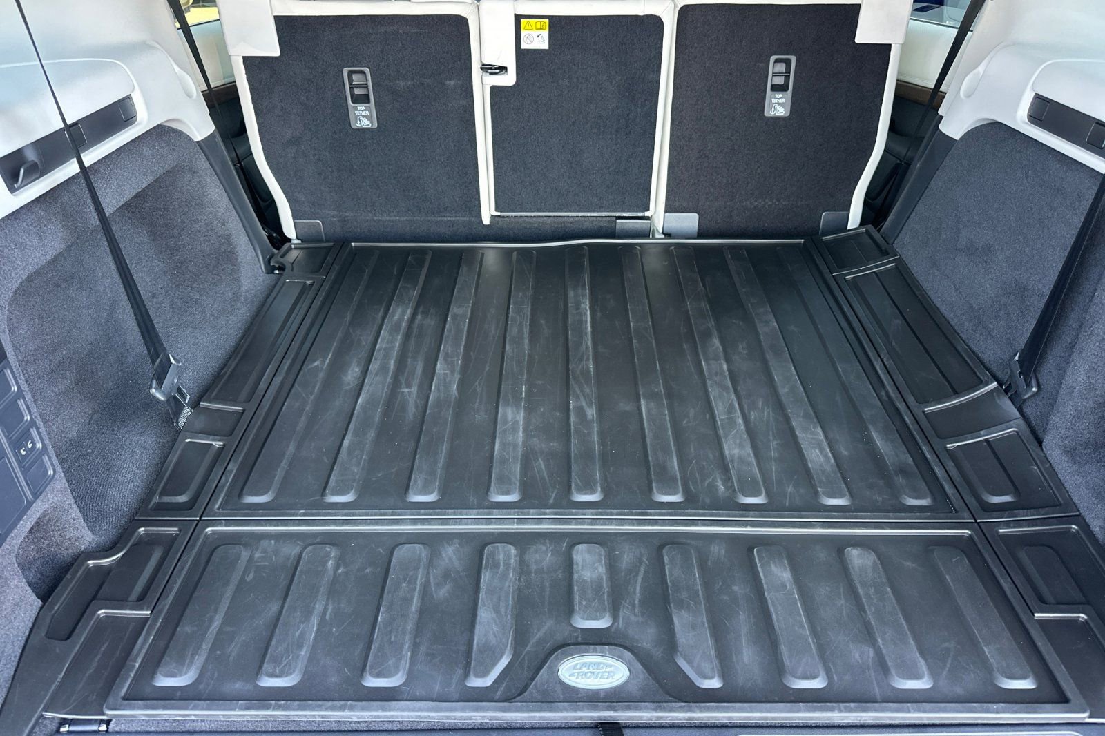 Used 2025 Land Rover Discovery Dynamic SE image 14