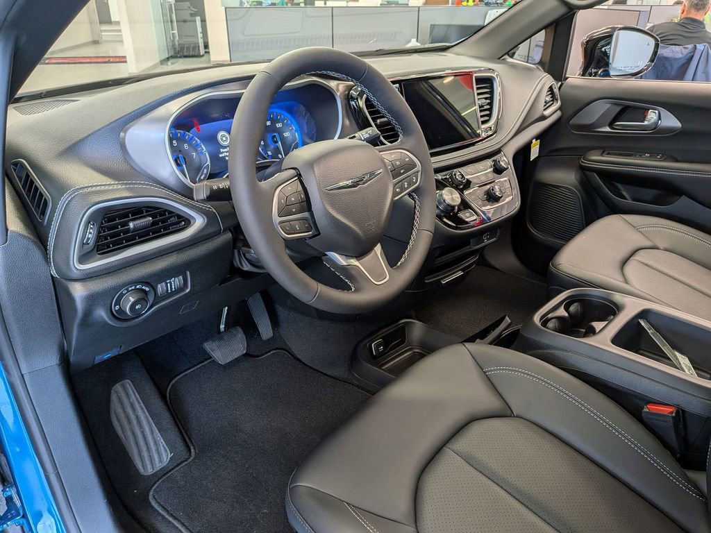New 2026 Chrysler Pacifica Select AWD/4WD image 10