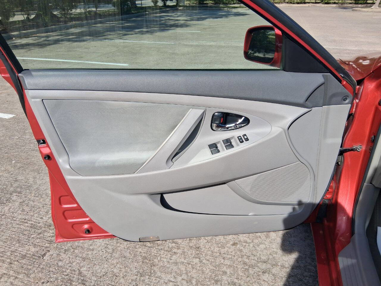 Used 2011 Toyota Camry LE FWD image 28