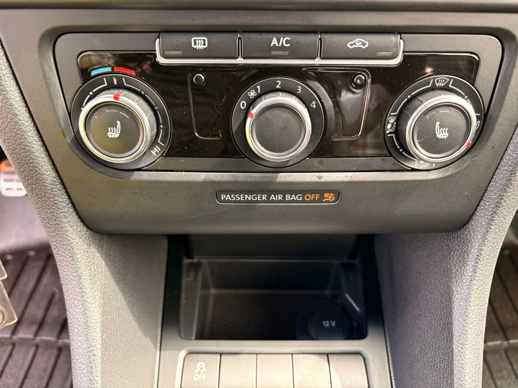 Used 2013 Volkswagen Golf 4-Door FWD image 17