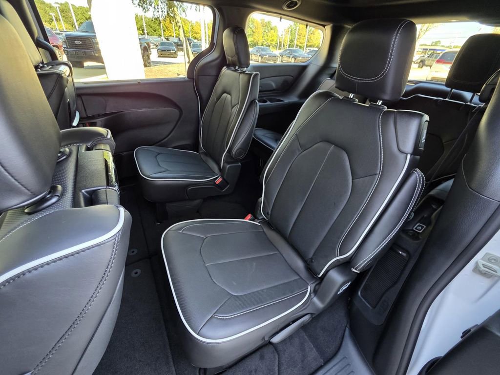 New 2026 Chrysler Pacifica Limited w/ Uconnect Theater Family Group image 10