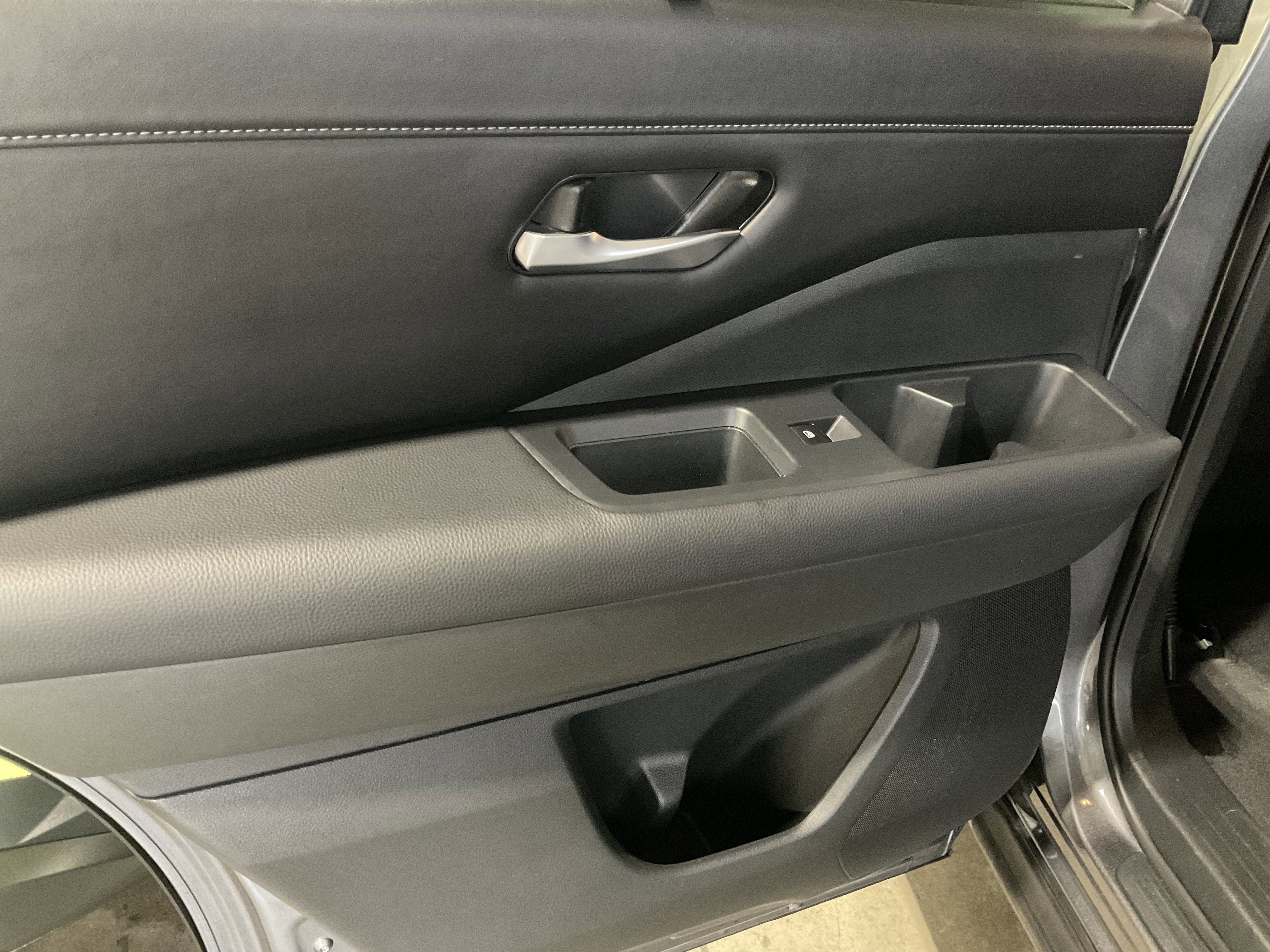 Used 2025 Nissan Pathfinder SL image 34