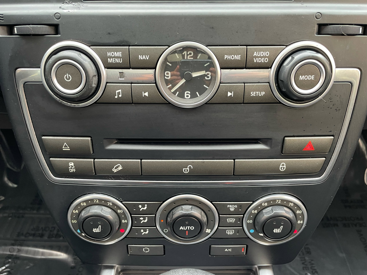 Used 2015 Land Rover LR2 HSE image 24