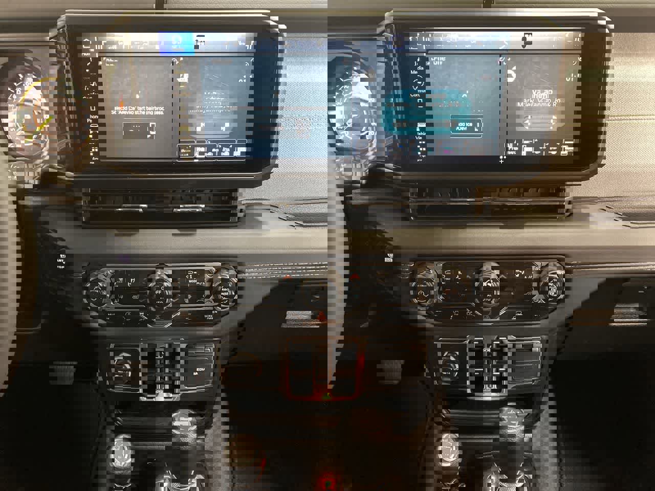 Used 2025 Jeep Wrangler Sahara image 24