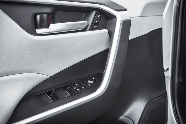 Used 2021 Toyota RAV4 XLE Premium image 12