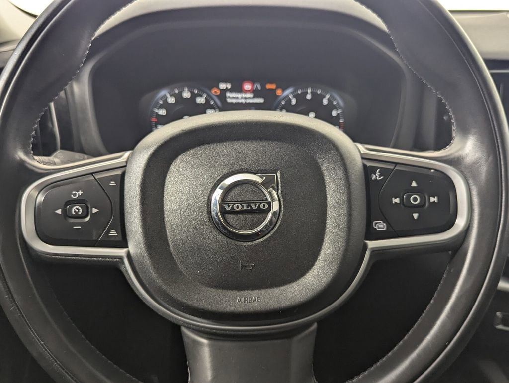 Used 2018 Volvo XC60 T6 Momentum w/ Convenience Package image 16