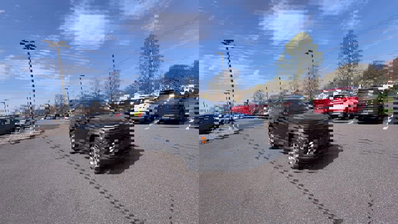 Certified 2025 Hyundai Kona SE image 9