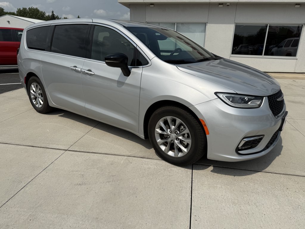 Used 2026 Chrysler Pacifica Limited FWD image 1