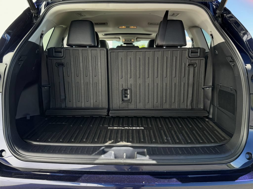 Used 2022 Toyota Highlander XLE AWD/4WD image 22