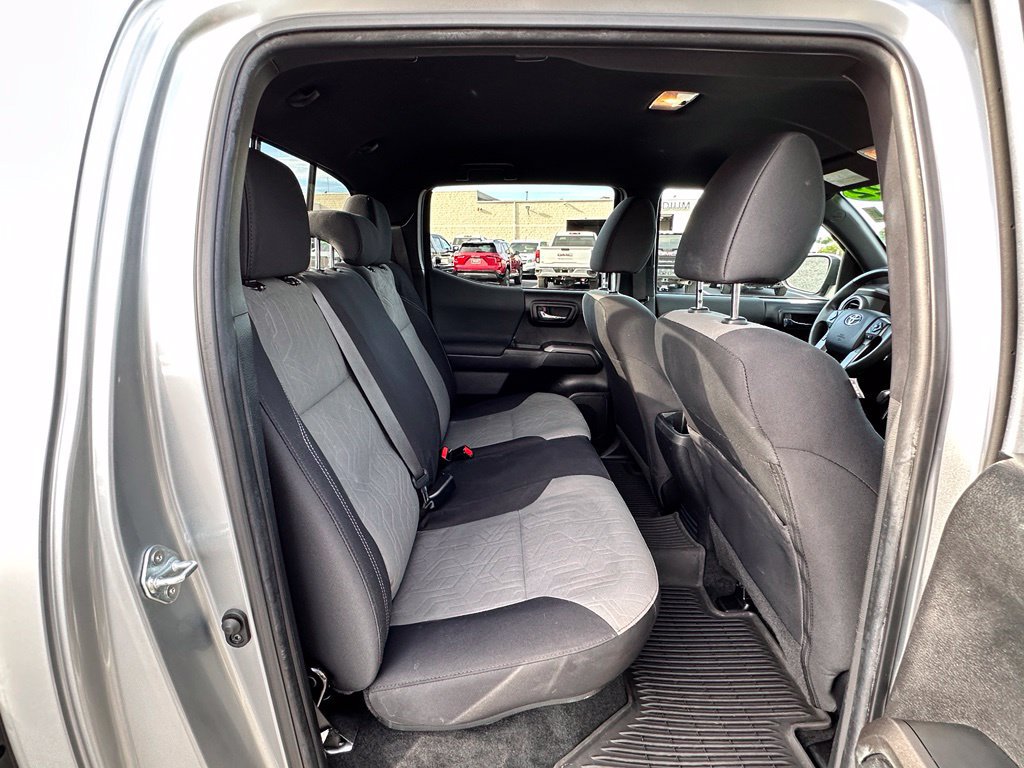 Used 2022 Toyota Tacoma TRD Off-Road AWD/4WD image 17