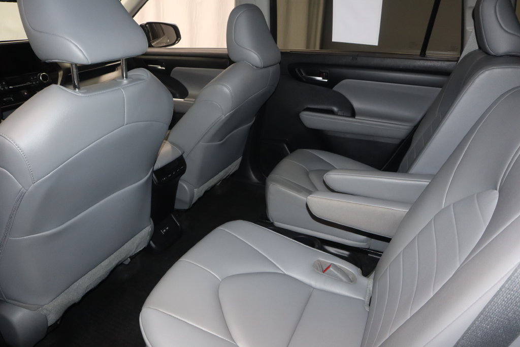 Used 2023 Toyota Highlander XLE AWD/4WD image 21