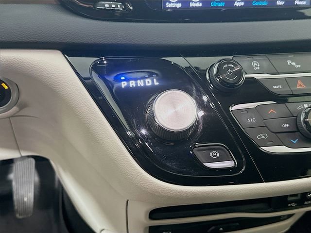 Used 2018 Chrysler Pacifica Touring-L Plus w/ Tire & Wheel Group image 18