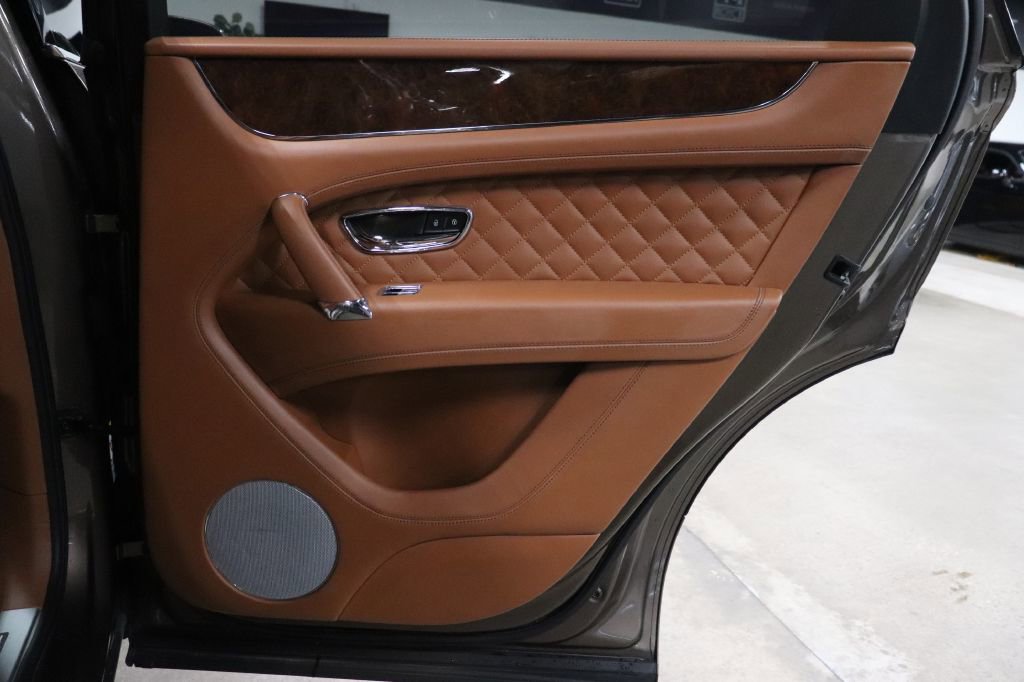 Used 2017 Bentley Bentayga image 22