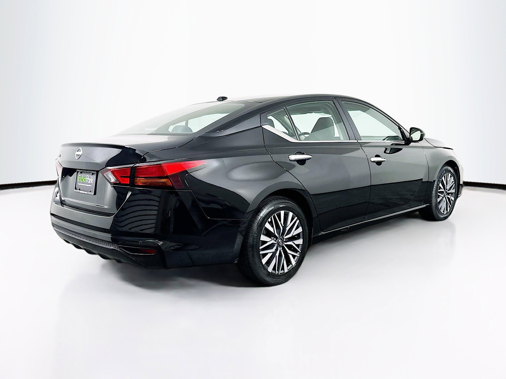 Used 2025 Nissan Altima 2.5 SV image 9