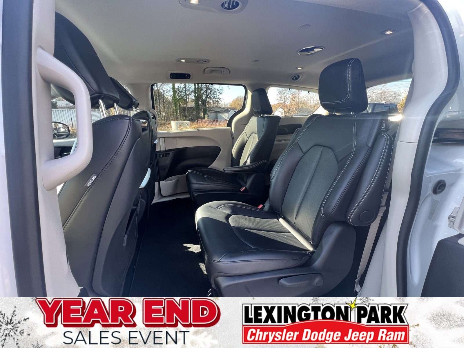 Used 2024 Chrysler Pacifica Select w/ Uconnect Theater Family Group image 12