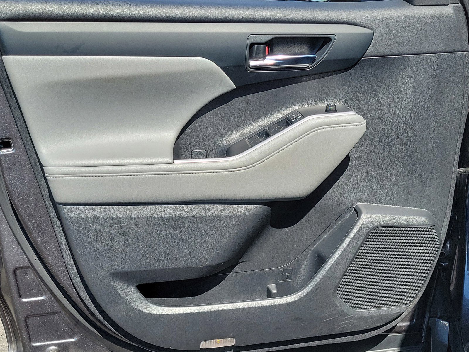 Used 2021 Toyota Highlander XLE image 13