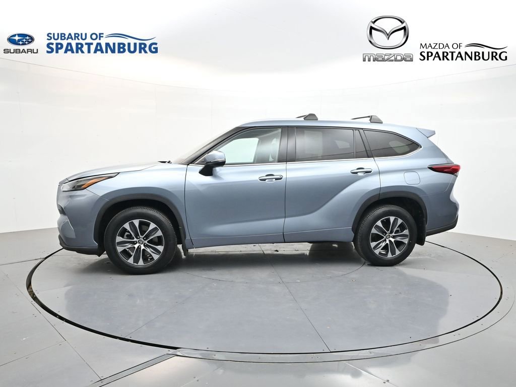Used 2022 Toyota Highlander XLE AWD/4WD image 4