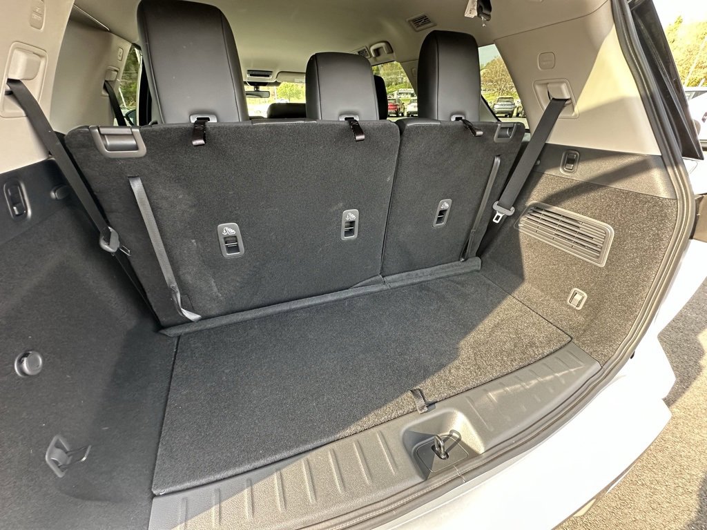 Used 2024 Nissan Pathfinder SL w/ Lighting Package (N92) image 14