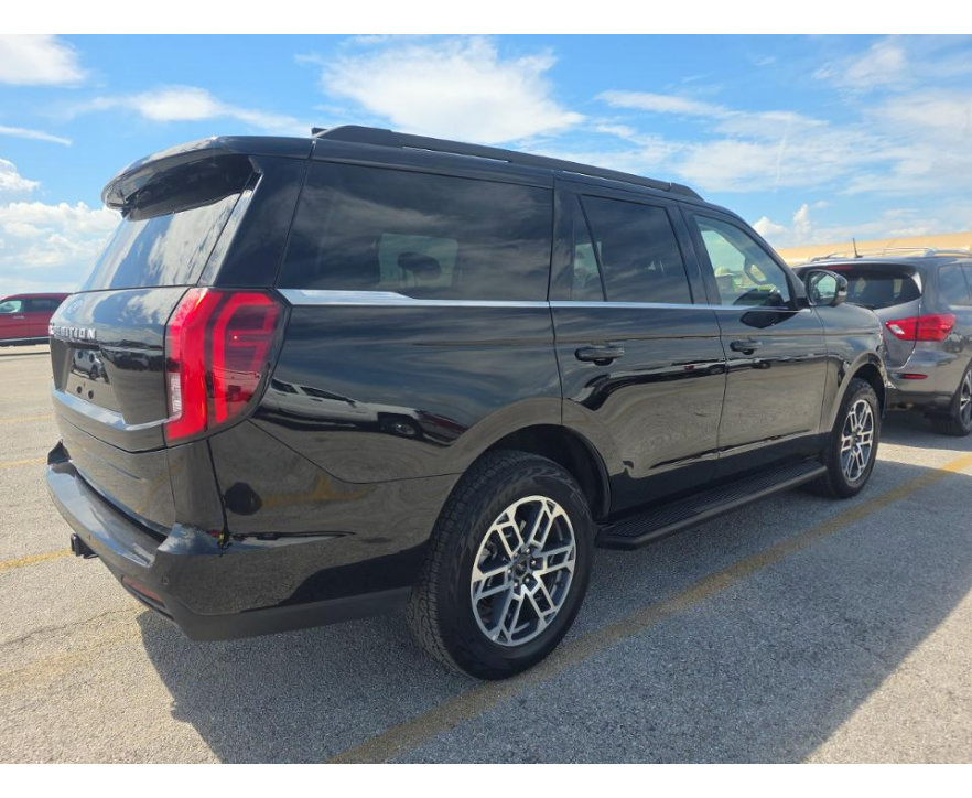 Used 2025 Ford Expedition Active AWD/4WD image 3