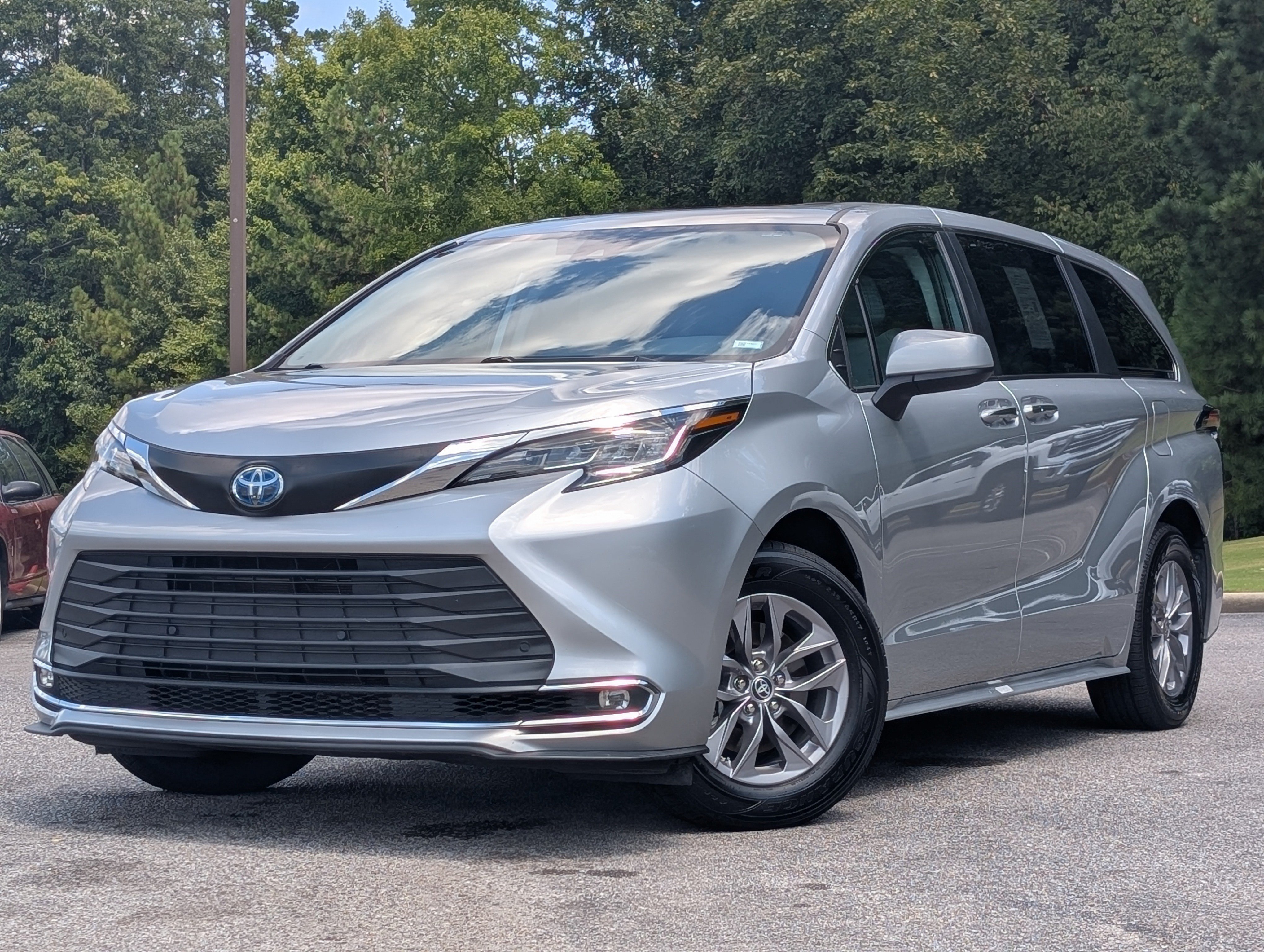 Used 2023 Toyota Sienna XLE FWD image 4