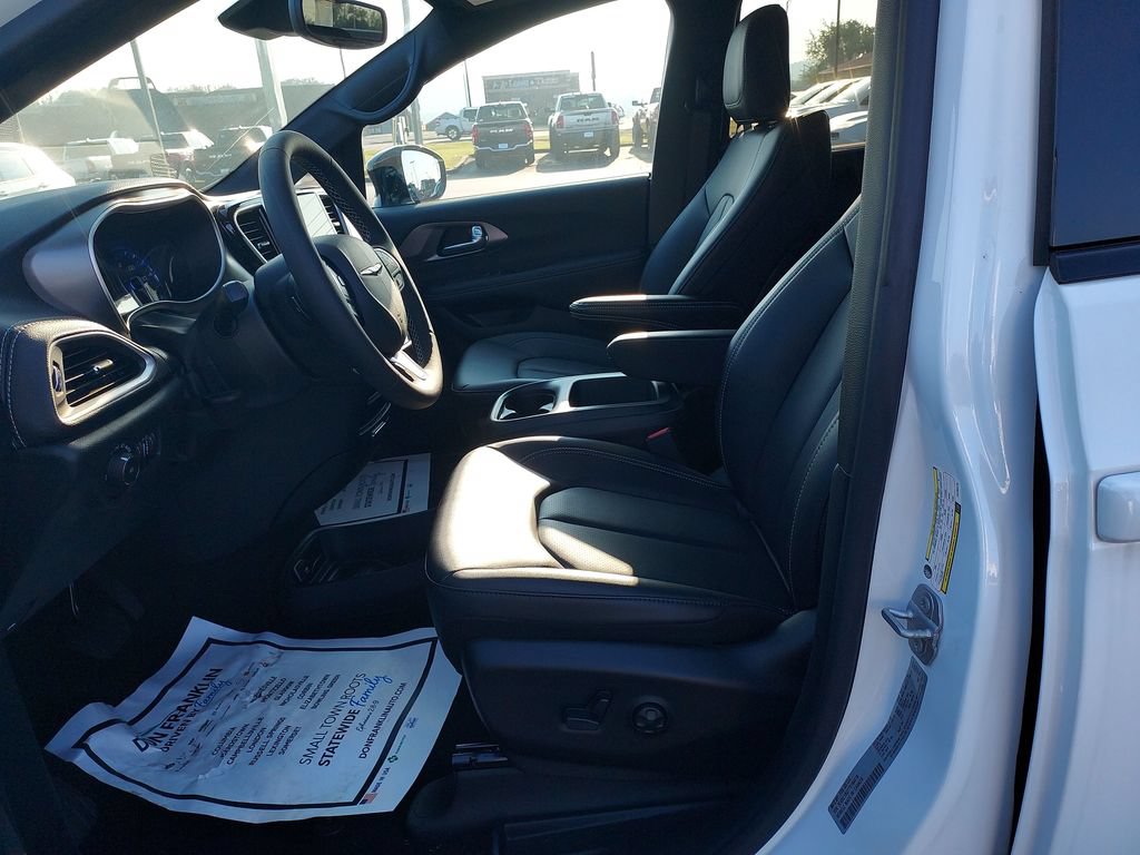 New 2026 Chrysler Pacifica Select FWD image 13