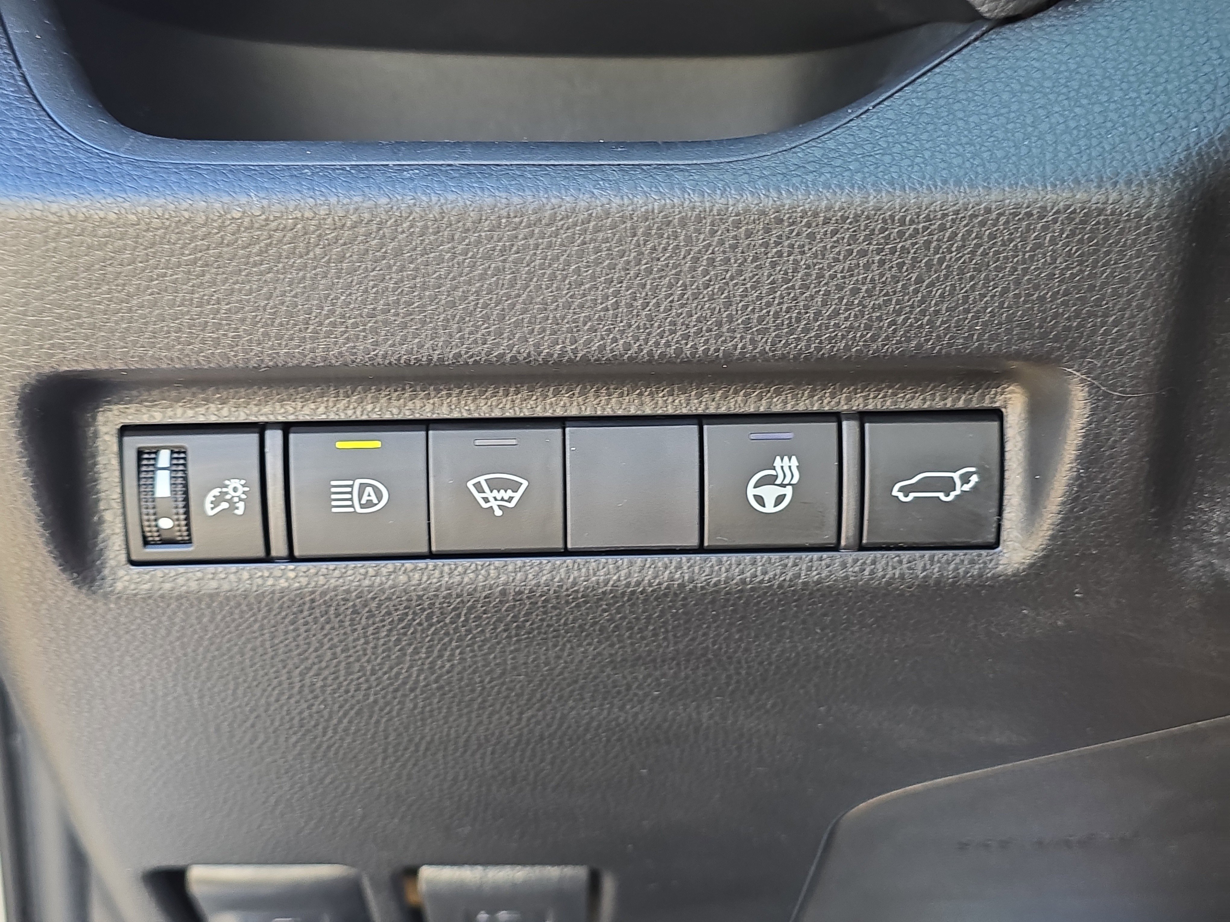 Used 2020 Toyota RAV4 XLE Premium image 31