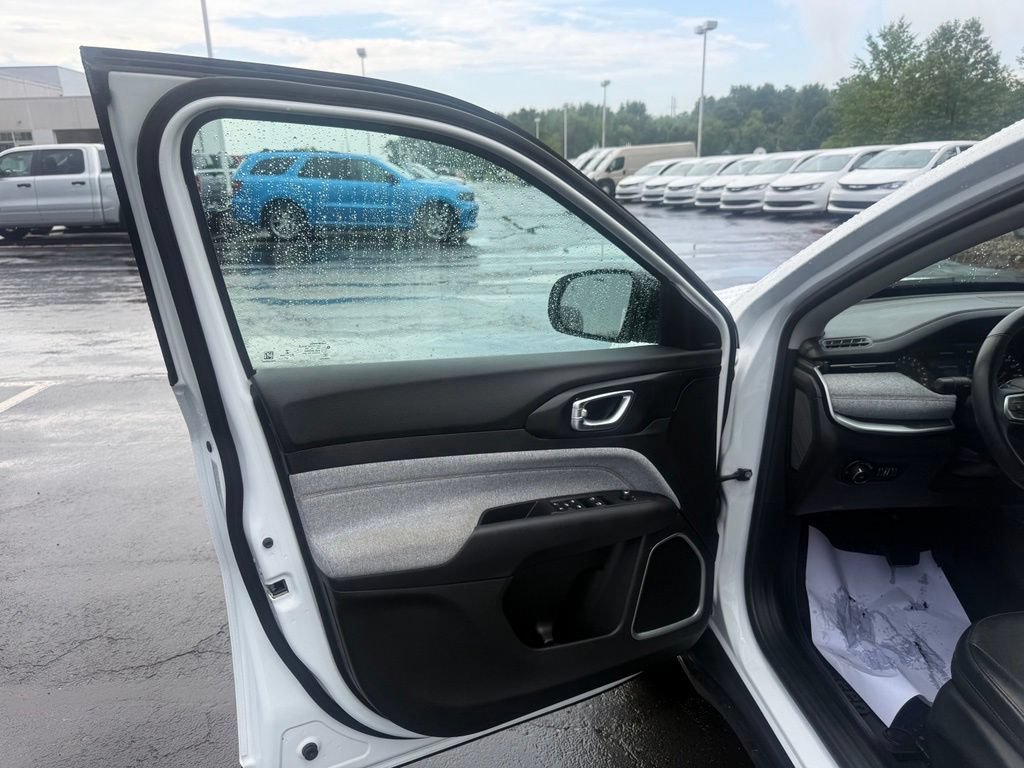 Used 2022 Jeep Compass Latitude AWD/4WD image 11