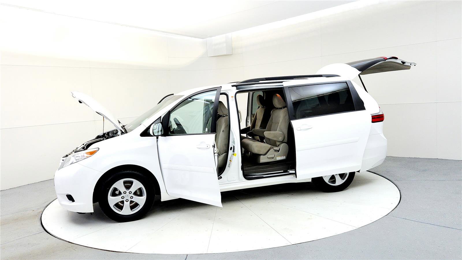 Used 2015 Toyota Sienna LE image 10