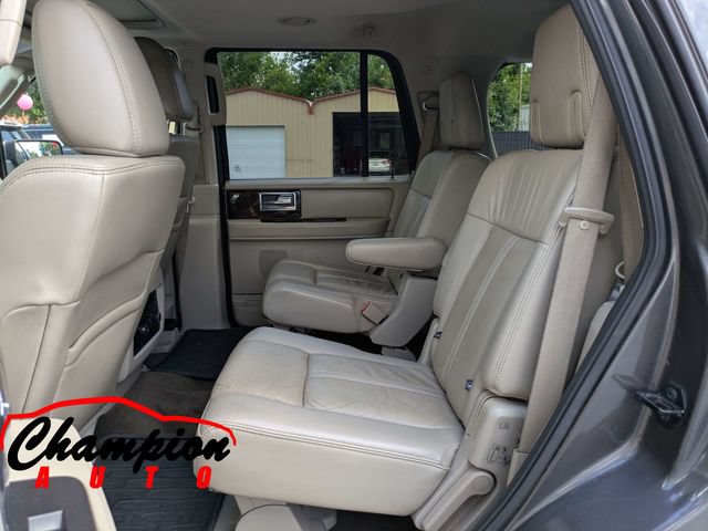 Used 2017 Lincoln Navigator Select RWD image 19