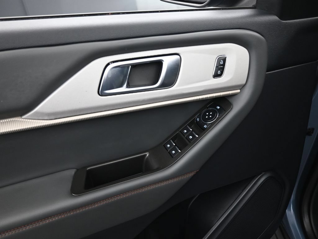 Used 2025 Ford Explorer Active w/ Active Comfort Package RWD image 11