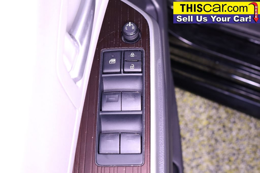 Used 2023 Toyota Sienna XLE FWD image 39