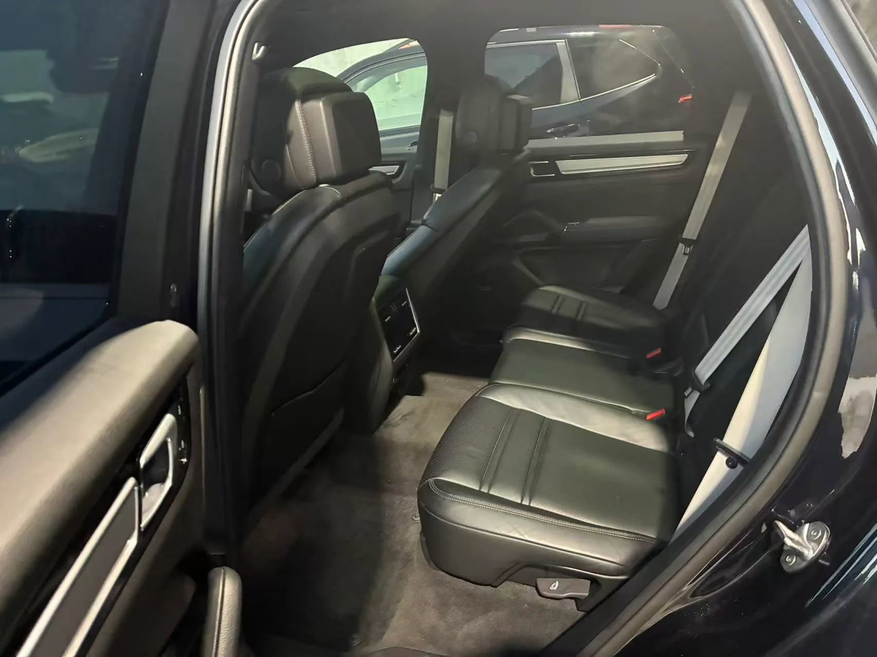 Used 2022 Porsche Cayenne Platinum Edition image 22