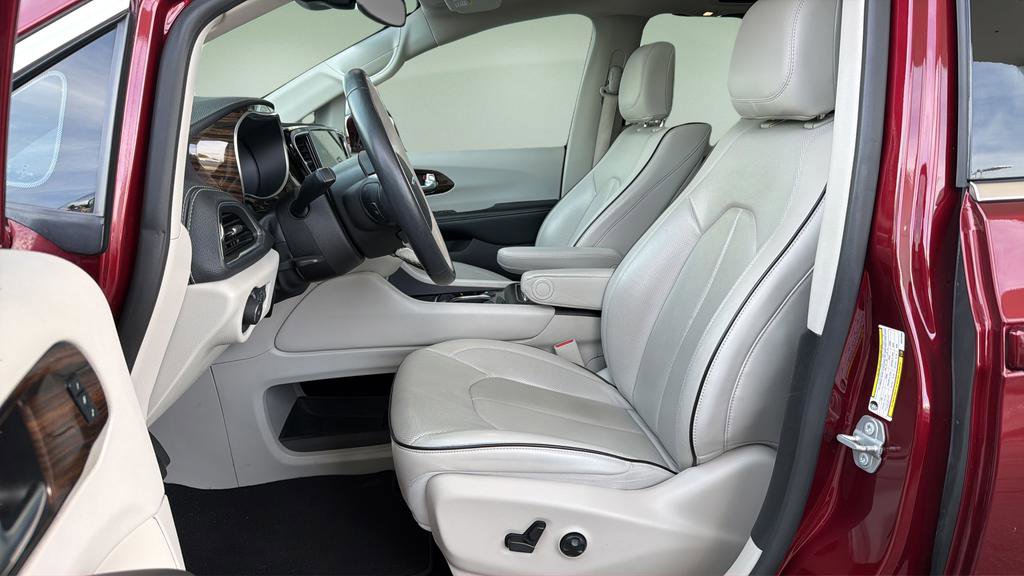 Used 2021 Chrysler Pacifica Limited w/ Uconnect Theater Family Group FWD image 26