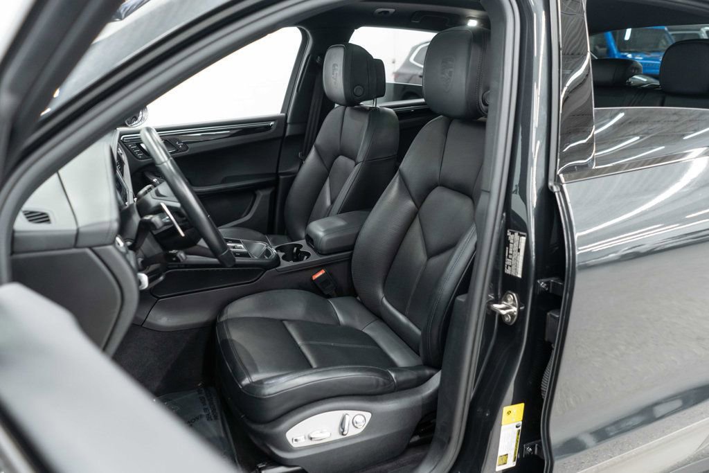 Used 2023 Porsche Macan Turbo image 9
