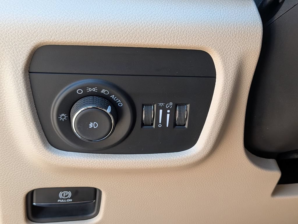 Used 2024 Jeep Grand Cherokee L Limited w/ Black Appearance Package AWD/4WD image 19