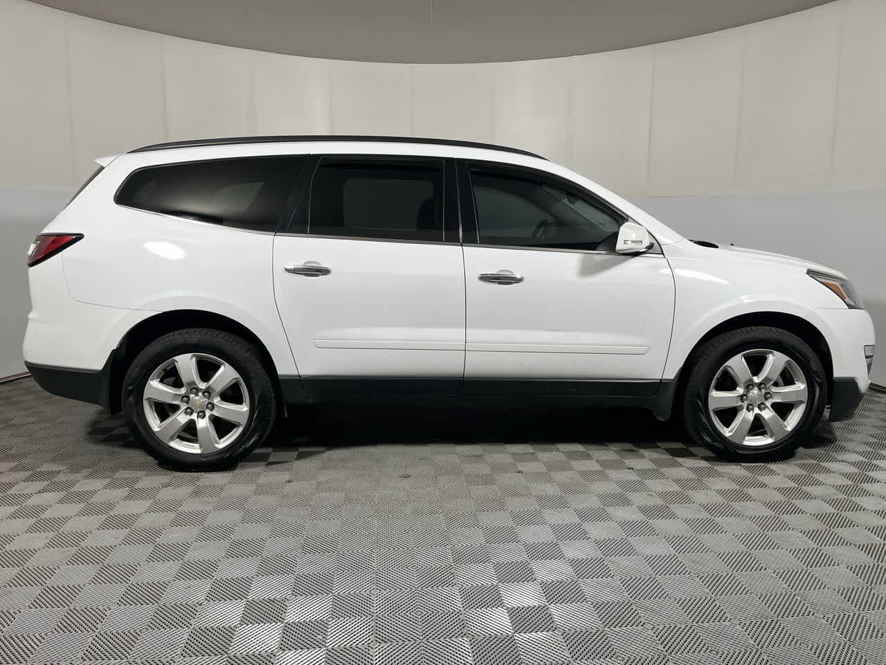 Used 2017 Chevrolet Traverse LT w/ Style and Technology Package FWD image 9