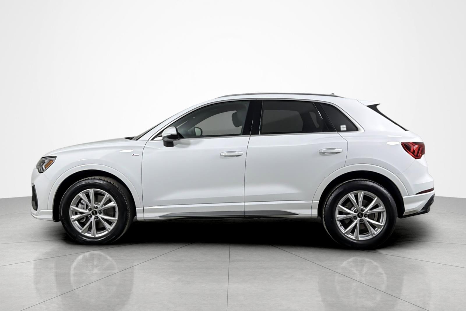 Used 2025 Audi Q3 2.0T Premium w/ Convenience Package AWD/4WD image 2