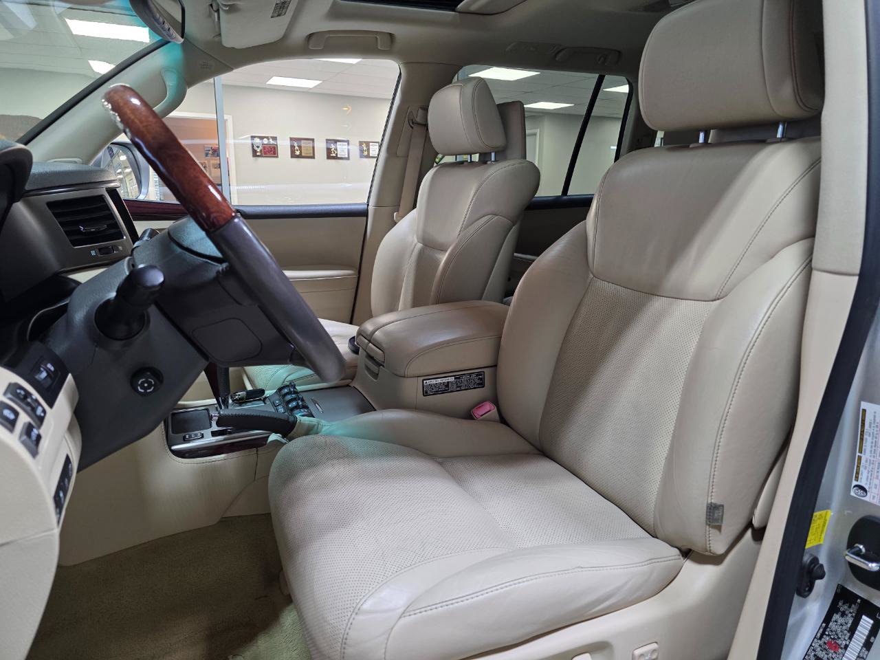 Used 2013 Lexus LX 570 4WD w/ Luxury Pkg w/Pre-crash image 15