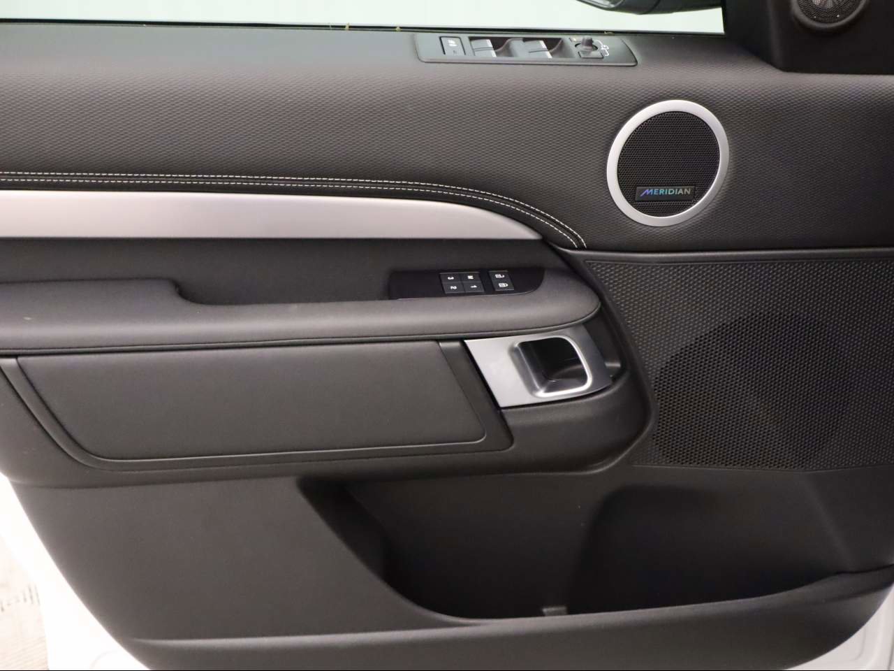 Used 2024 Land Rover Discovery Dynamic SE image 19