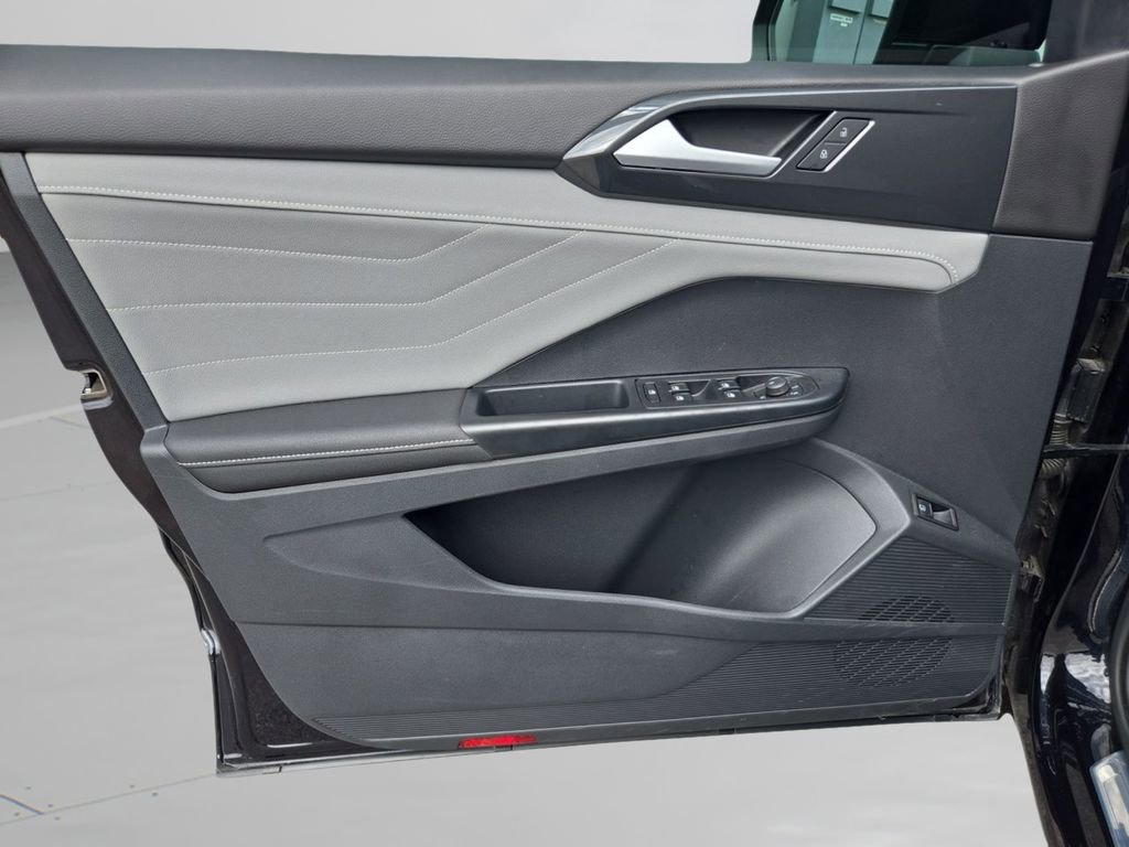 Used 2024 Volkswagen Taos SEL image 12