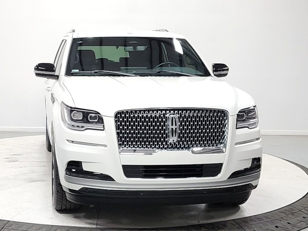 Used 2024 Lincoln Navigator Premiere AWD/4WD image 2