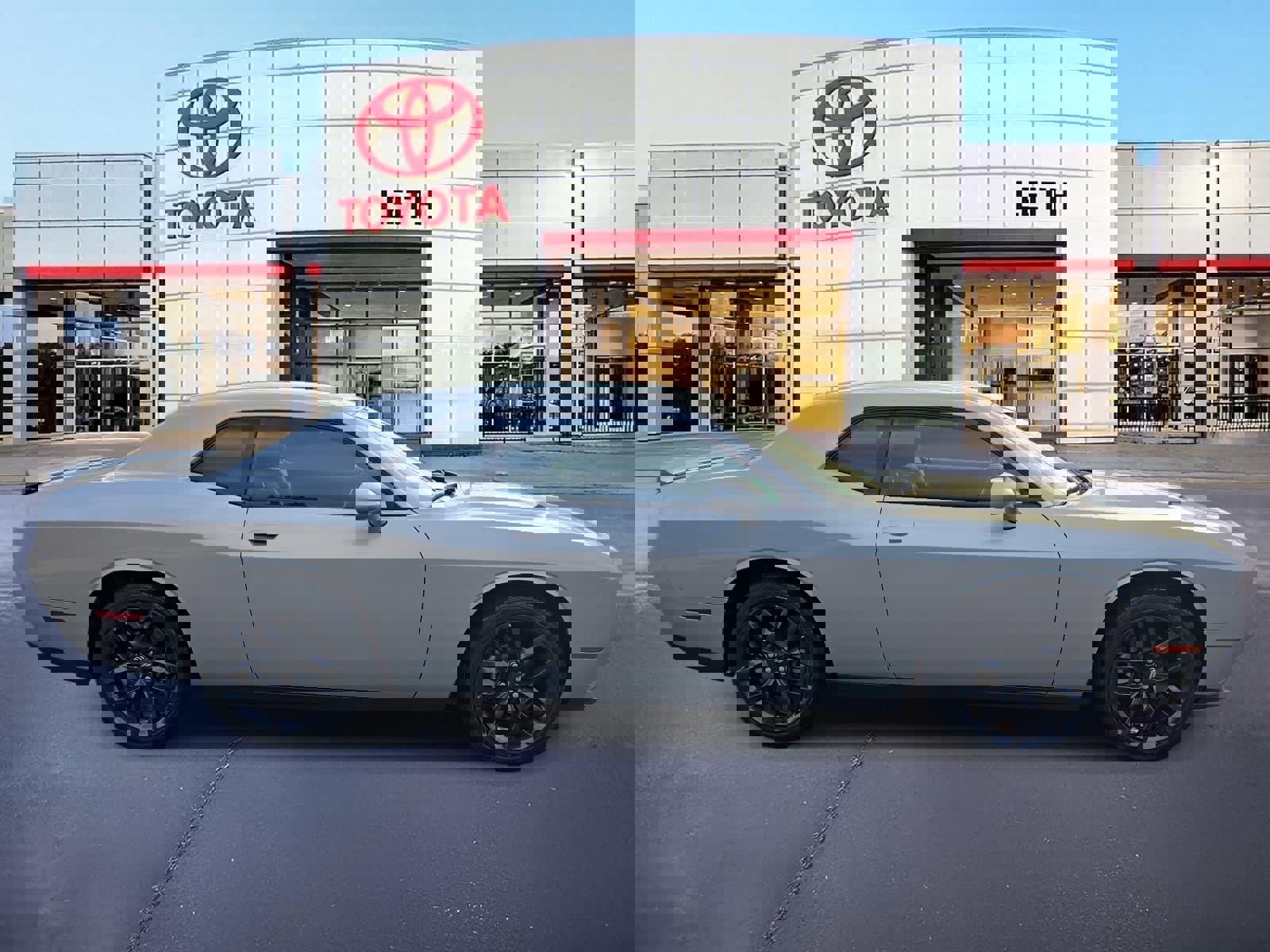 Used 2023 Dodge Challenger SXT w/ Blacktop Package image 4