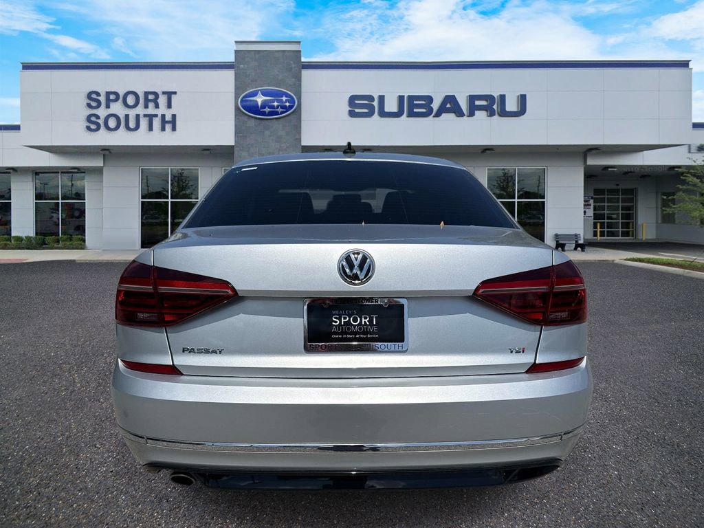 Used 2018 Volkswagen Passat 2.0T R-Line w/ R-Line Lighting Package FWD image 4